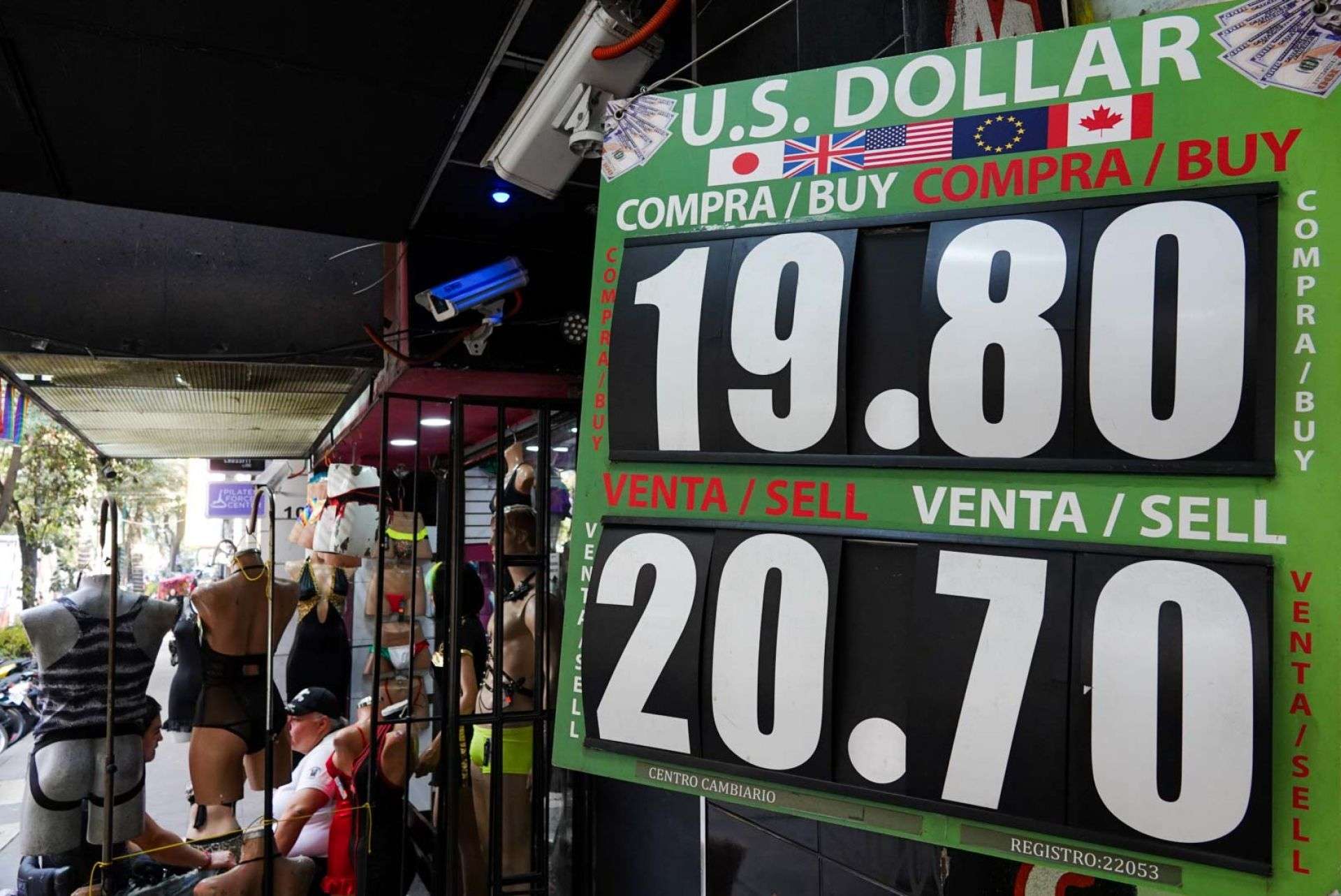 Peso se deprecia ligeramente mientras BMV cierra con ganancias