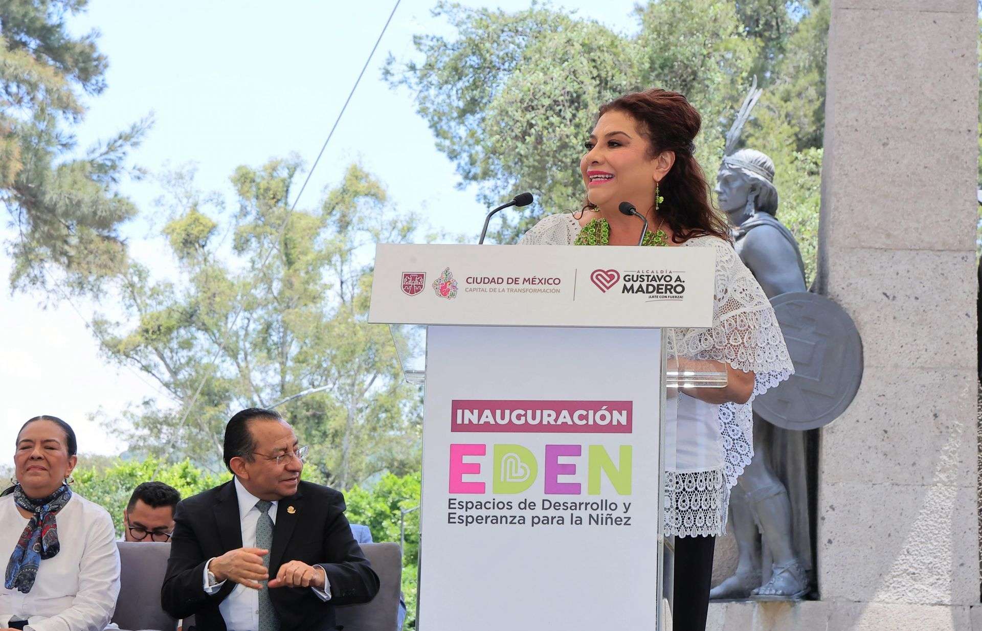 Clara Brugada presenta plan para eliminar baches en la CDMX