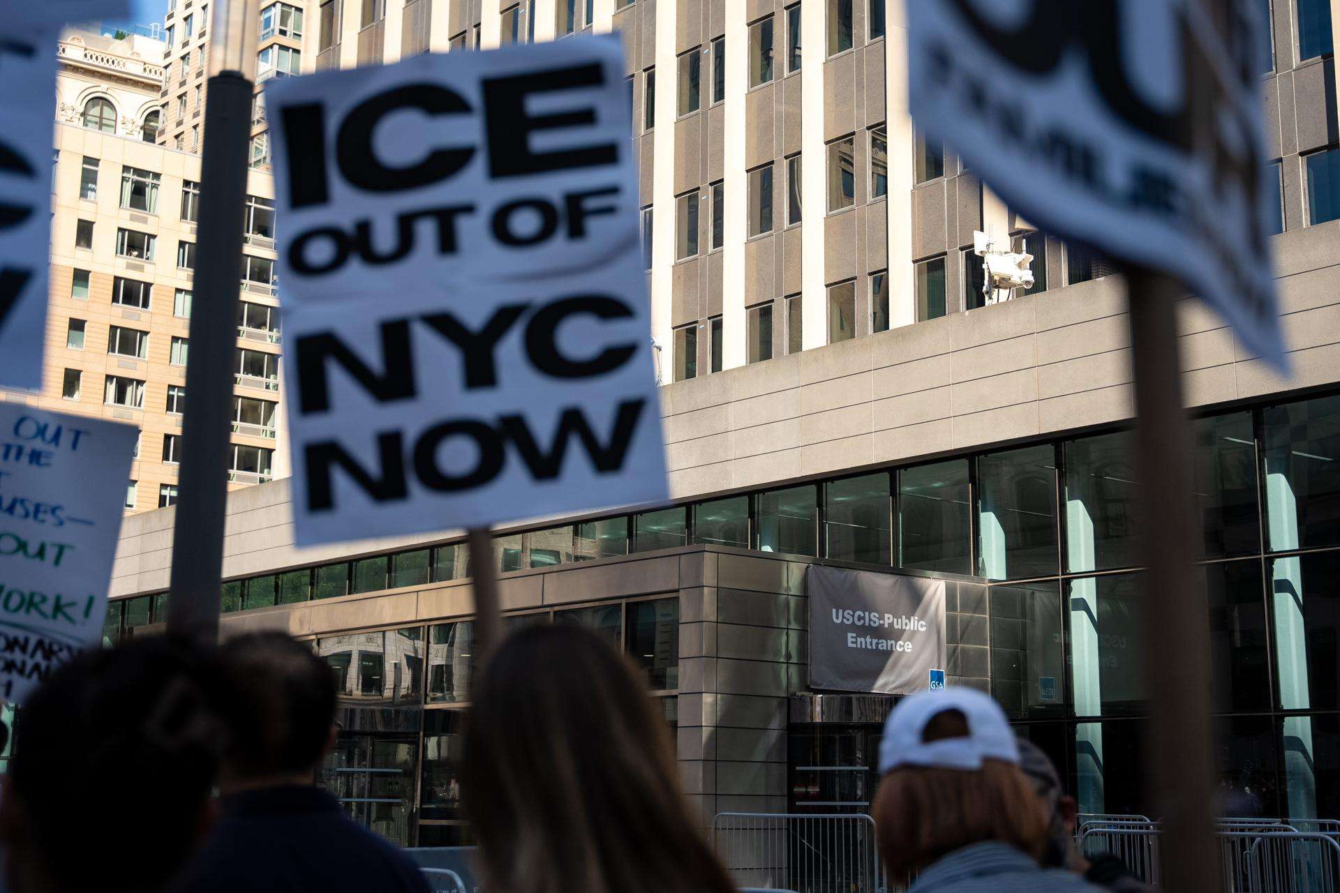 Juez federal ordena mejoras urgentes del centro de detención de inmigrantes en NY