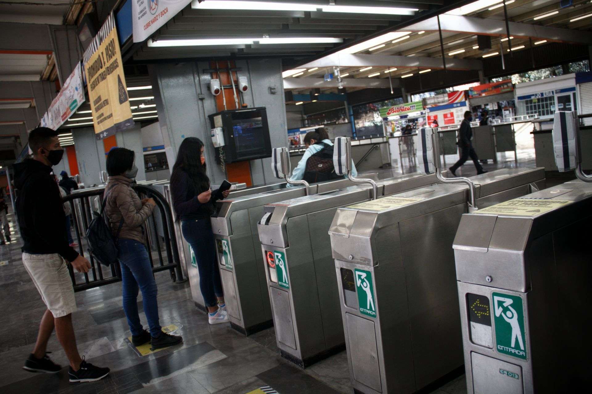 Asaltan a mujer extranjera en el Centro de la CDMX y escapan en Metro