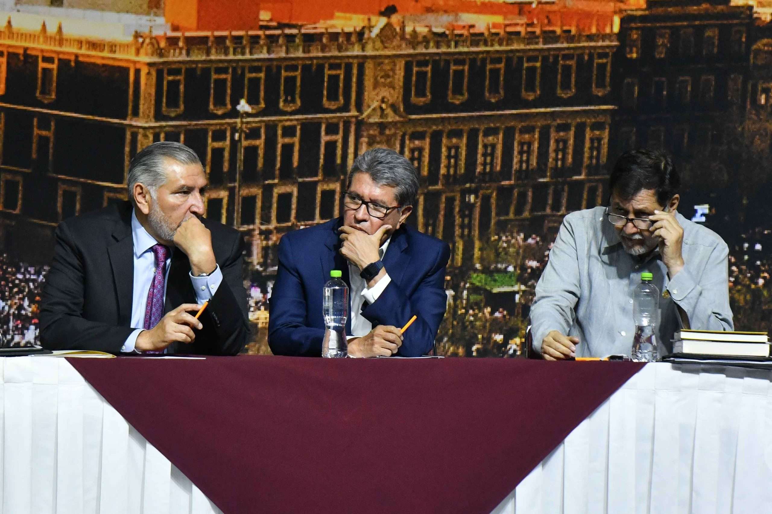 Escándalos de corrupción, viajes, lujos y reforma electoral, dividen a Morena