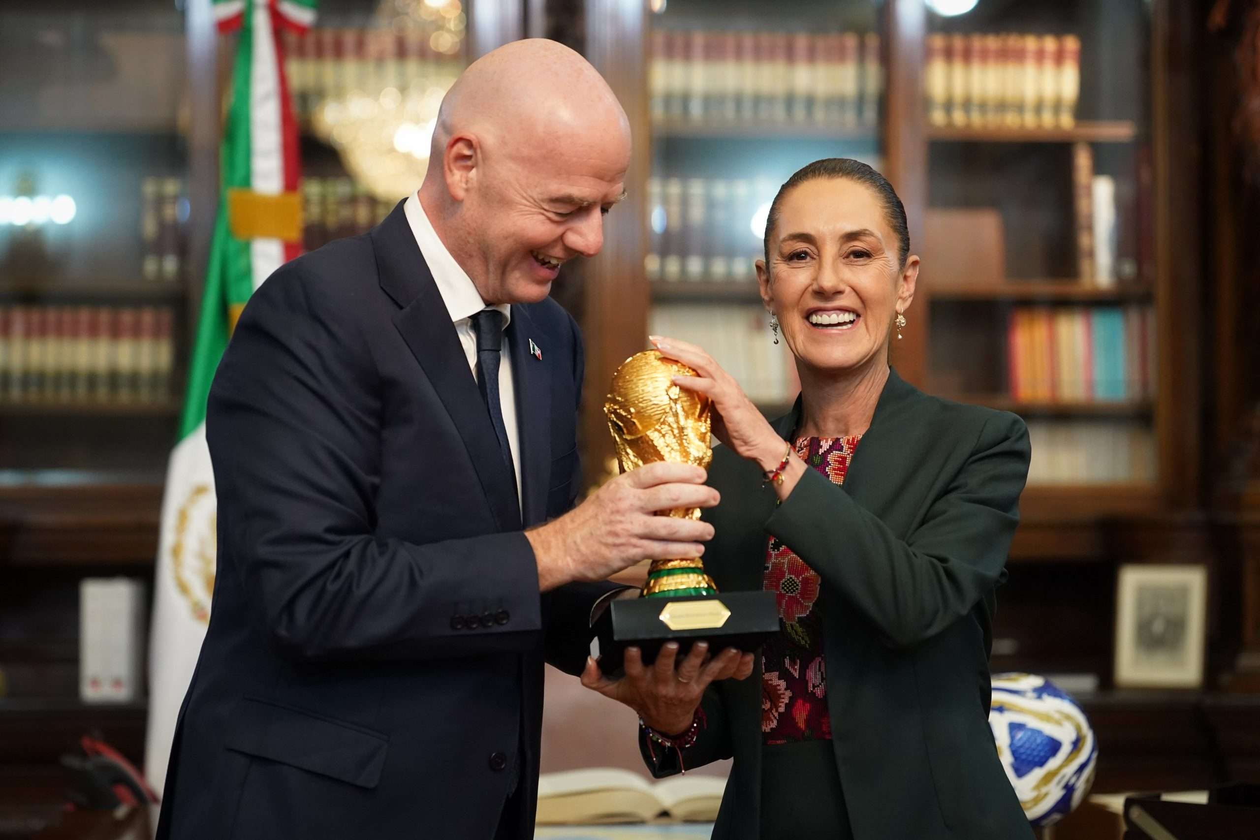 Sheinbaum recibe a Infantino y la Copa del Mundo en Palacio Nacional