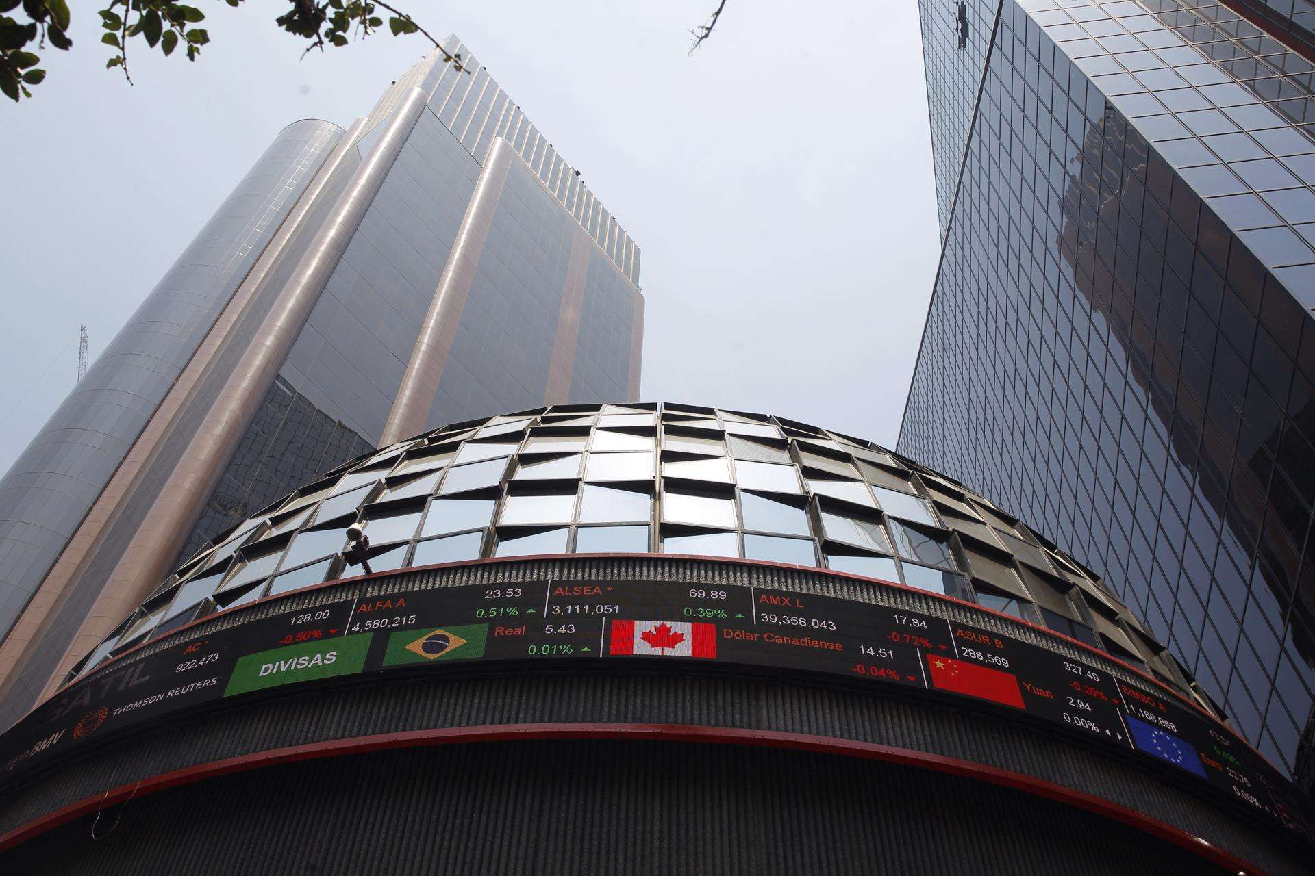BMV vuelve a cerrar a la baja pese al avance de Wall Street