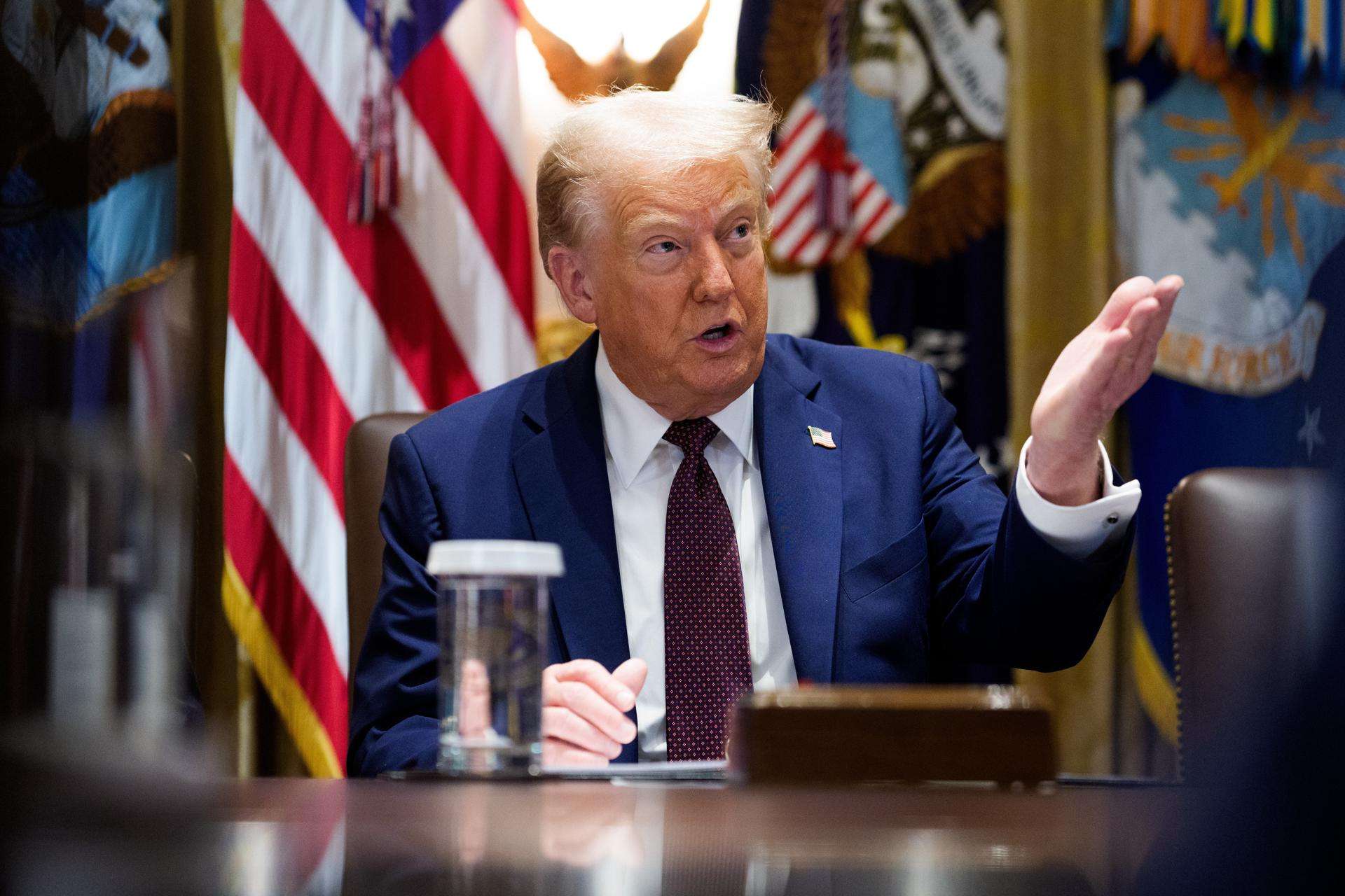 Sugiere Trump enviar cheques de “rembolso arancelario” a ciudadanos estadounidenses