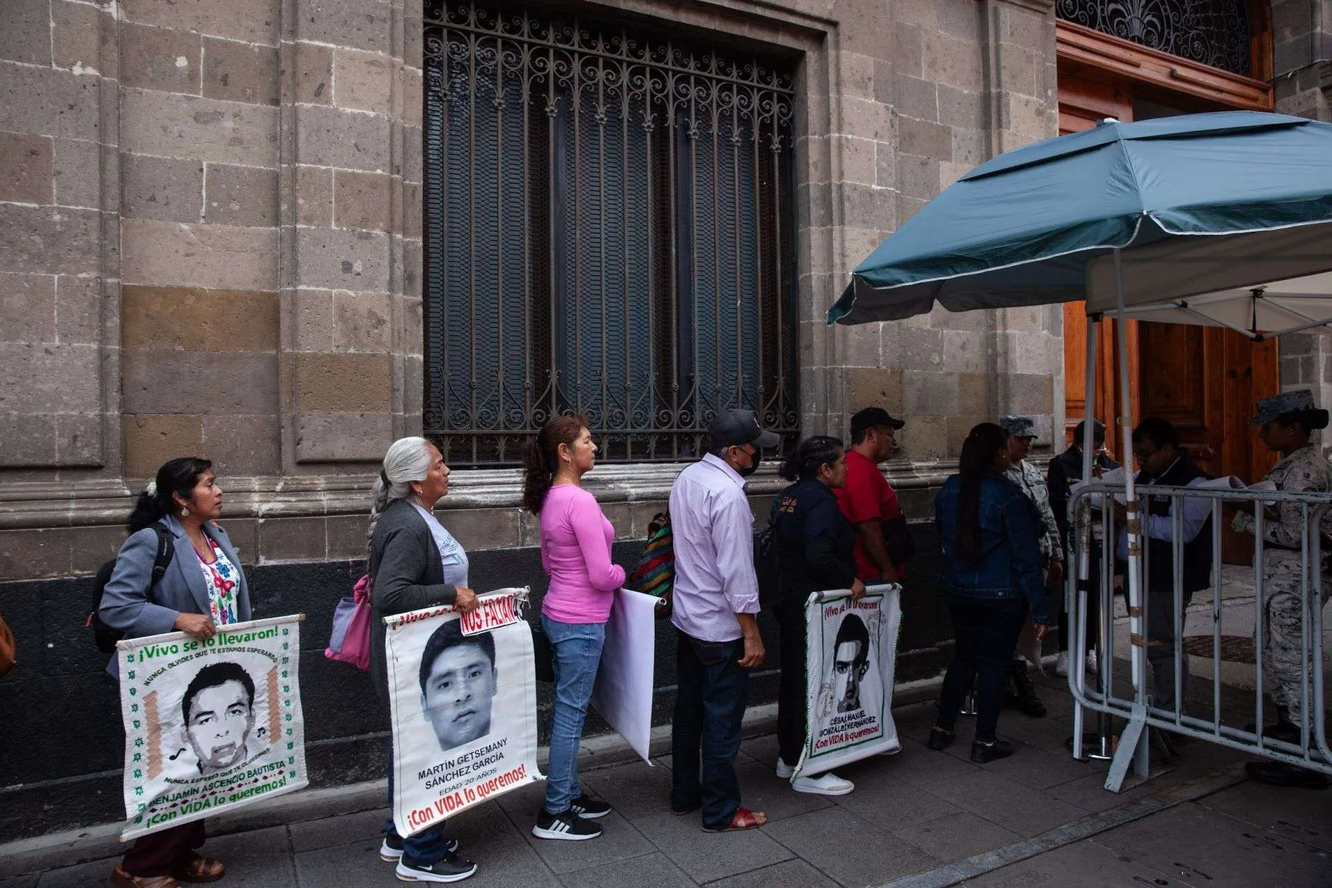 Familias de los 43 de Ayotzinapa se reúnen con Sheinbaum en Palacio Nacional