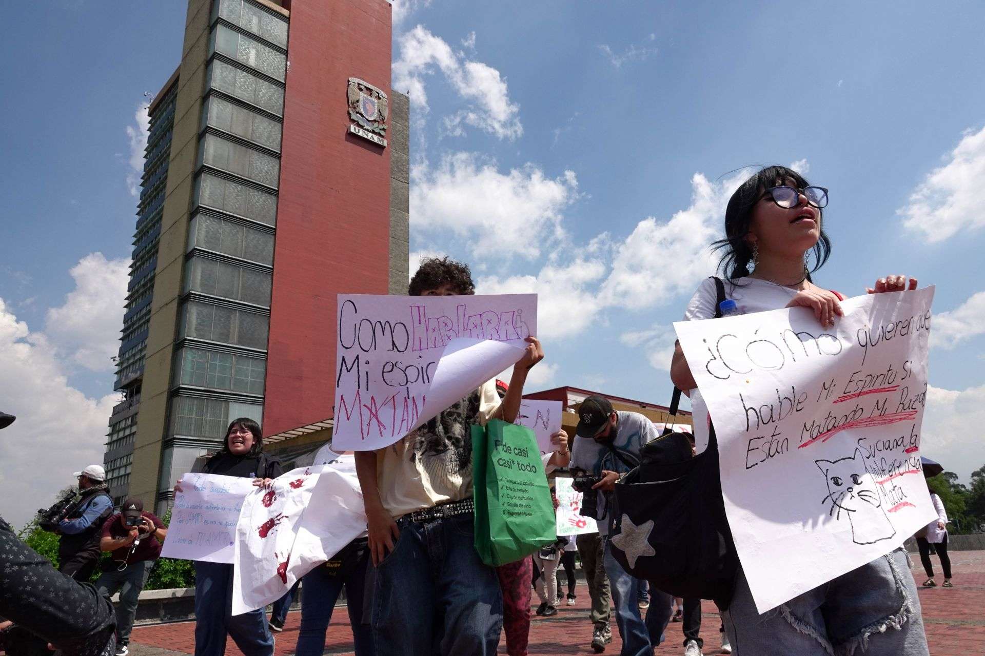 Alumnos de la UNAM marchan tras asesinato de estudiante en CCH Sur