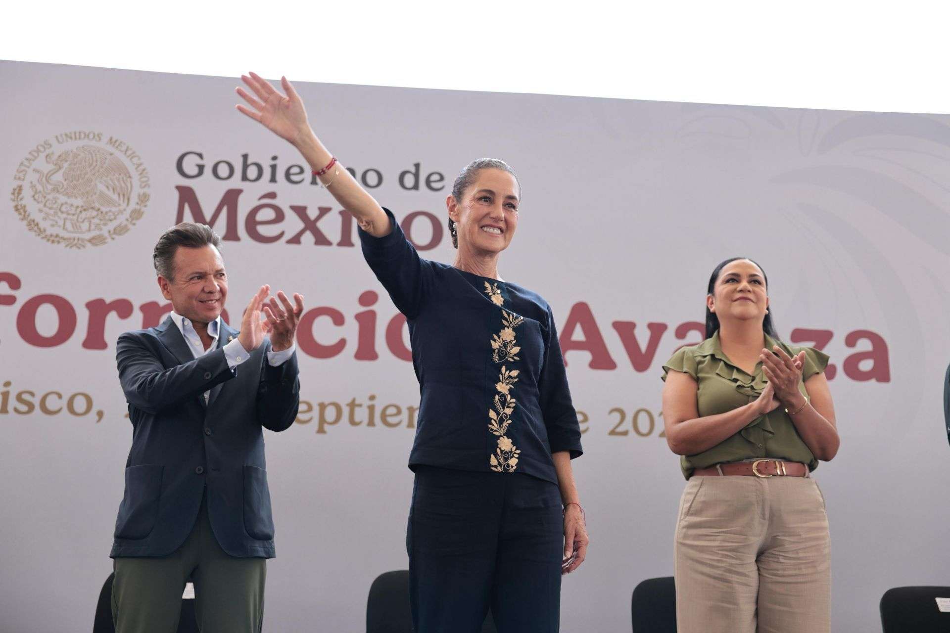 Sheinbaum defiende a Pablo Lemus ante abucheos en Jalisco y amaga con retirarse