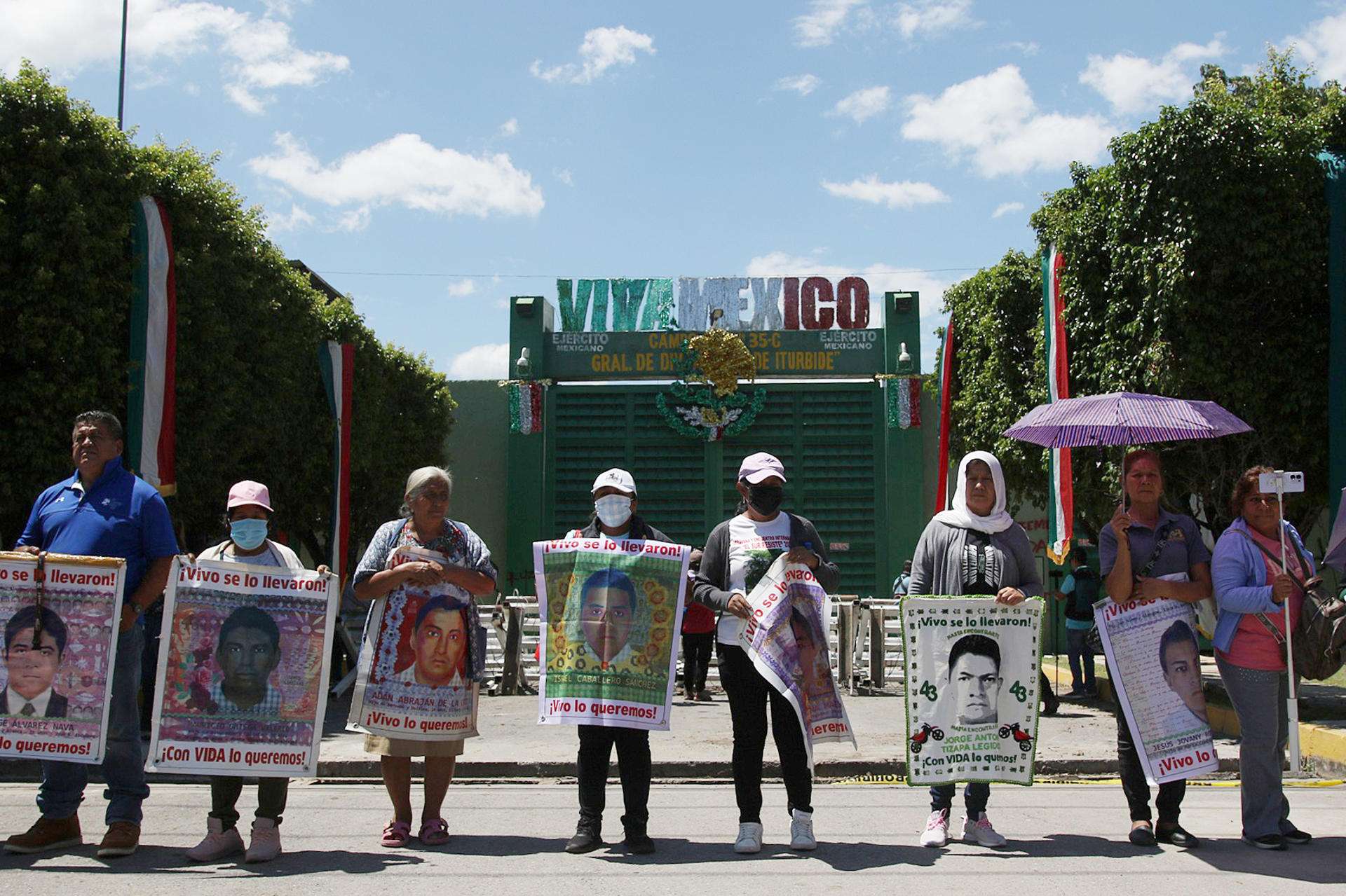 Normalistas y padres de Ayotzinapa protestan frente a cuartel militar en Guerrero