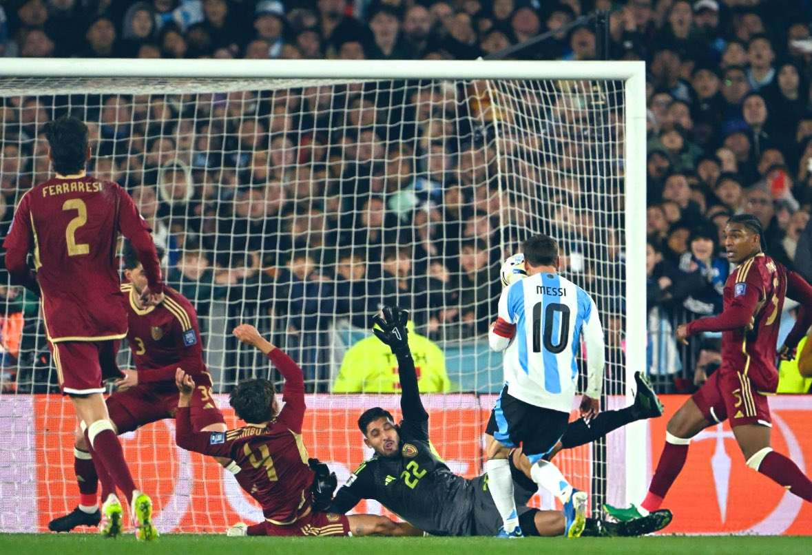 Messi brilla en su adiós a Buenos Aires con doblete a Venezuela