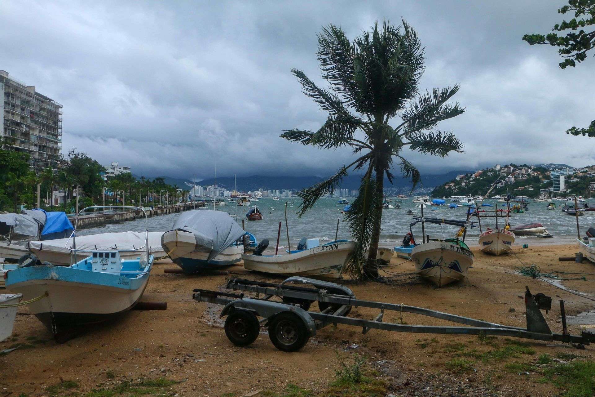 Tormenta tropical Raymond se aproxima a Baja California Sur mientras Priscilla sigue frente a la península