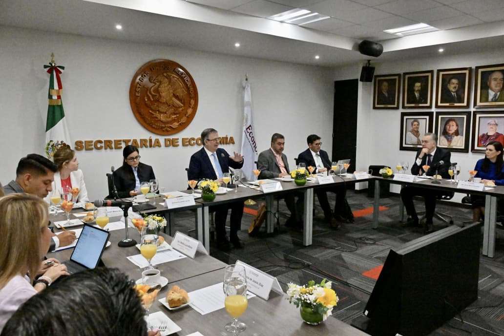 Ebrard se reúne con senadores para coordinar revisión del T