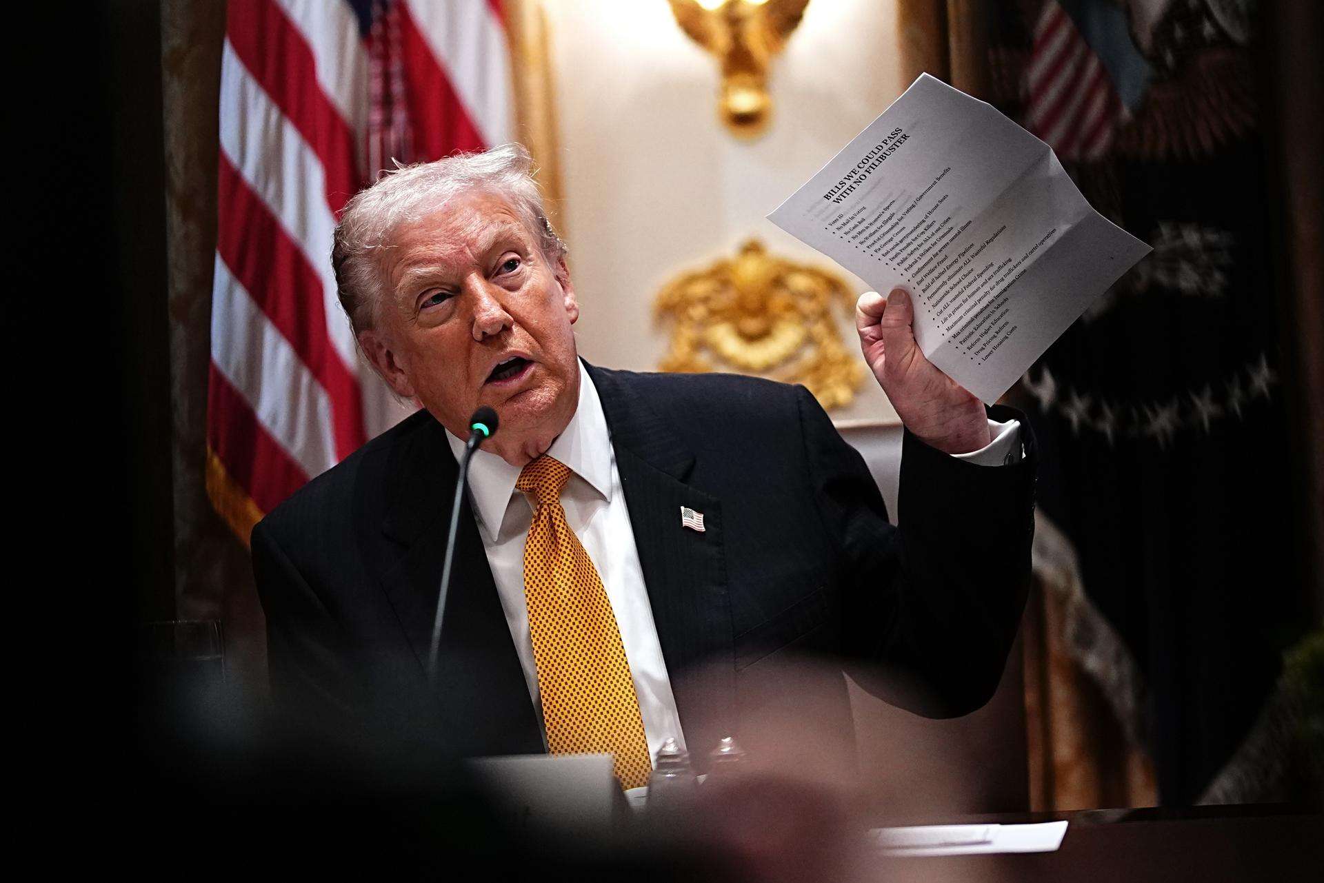 Propone Trump eliminar Obamacare y entregar fondos directamente a los ciudadanos