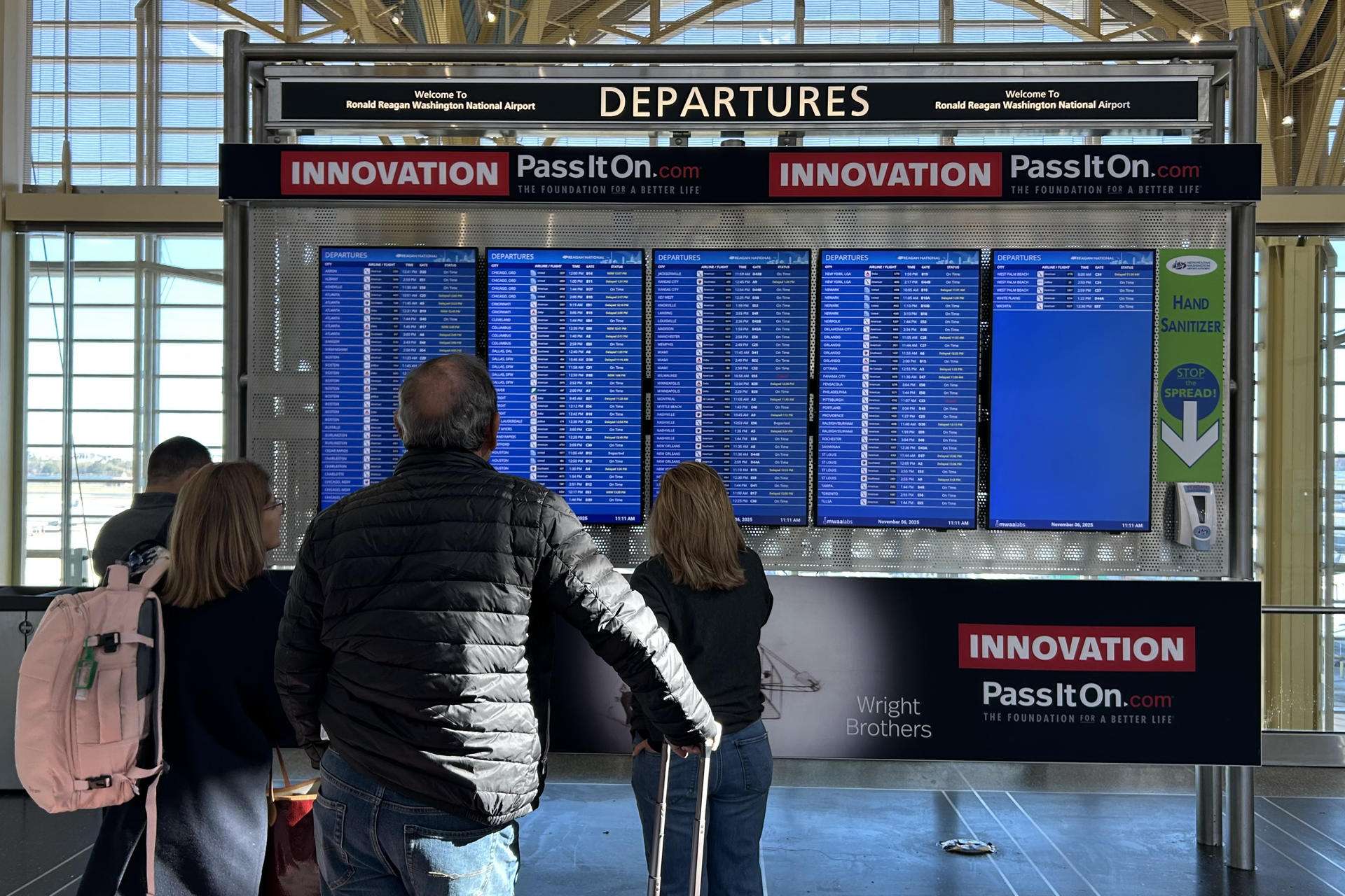 Operaciones aéreas en EU seguirán reducidas pese al fin del cierre