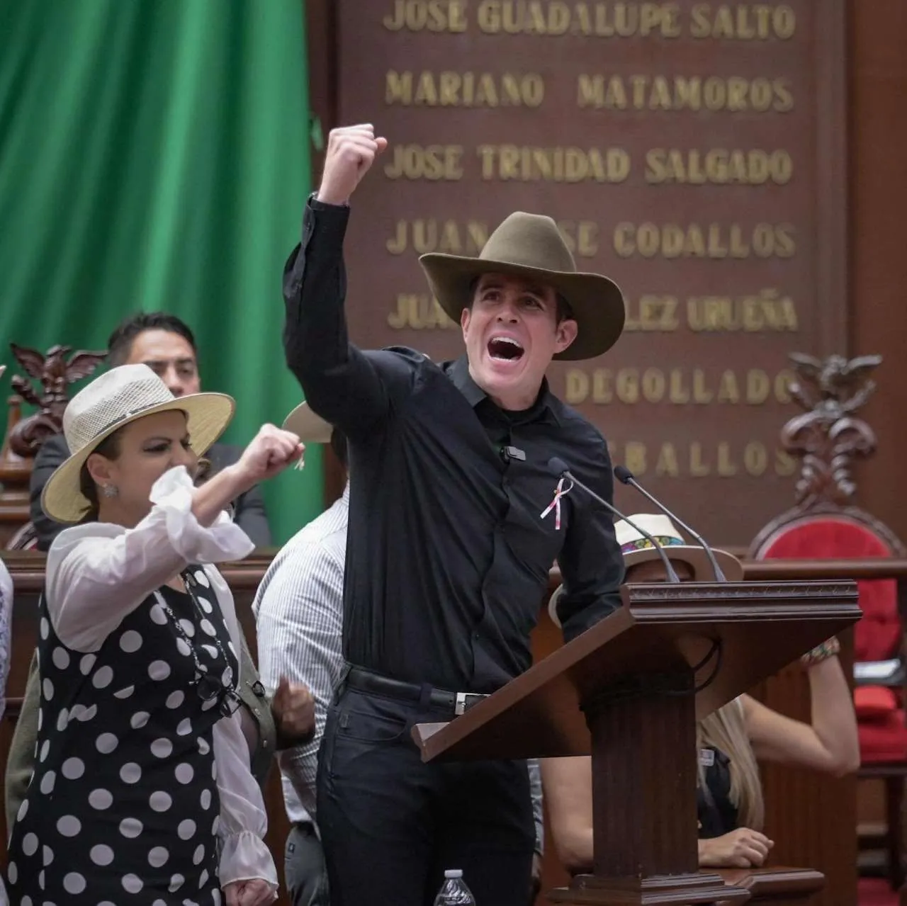 Carlos Tafolla anuncia donación de 400 cenas navideñas y colecta de ropa y juguetes